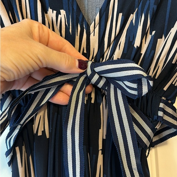 Banana Republic V-neck dress with belt. Black, navy and beige patterned. - Picture 4 of 5